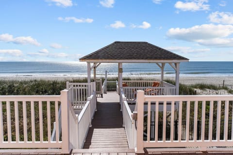 5 Bedroom Oceanfront home with private pool! House in Oak Island