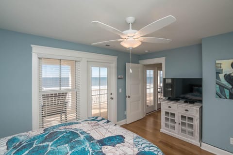 NEW! Oceanfront w Direct Access to Beach & View of Pier The Seventh Wave House in Oak Island