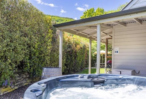 Stags Head Cottage-cosy cottage with hot tub House in Arrowtown