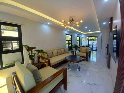 Casa Ysobel Villa with heated pool near Rotunda Villa in Tagaytay