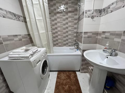 Bathroom, Bath, towels, washing machine