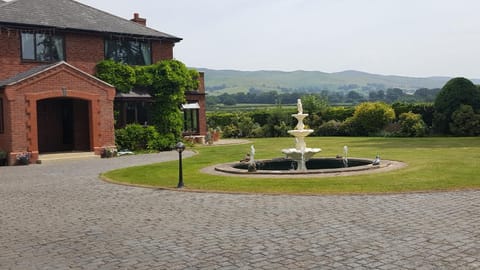 Property building, Facade/entrance, Garden, Mountain view
