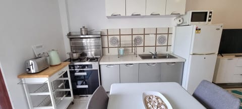 Kitchen or kitchenette, Dining area, dishwasher, minibar, stove, toaster