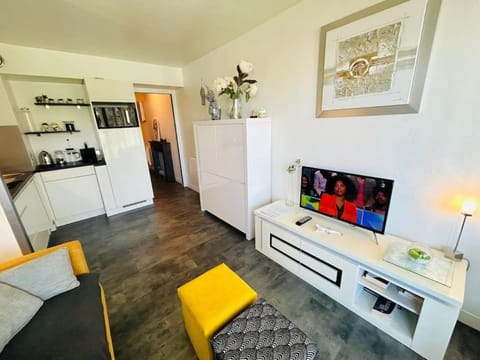 TV and multimedia, Kitchen or kitchenette, Living room, minibar