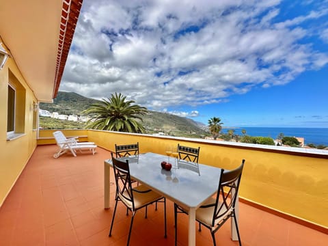 View (from property/room), Balcony/Terrace, Dining area, Mountain view, Sea view, sunbed