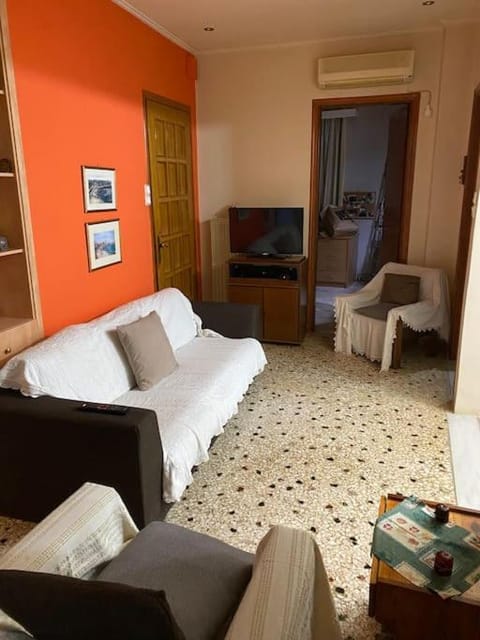 House close to the port Piraeus and metro station Apartment in Pireas