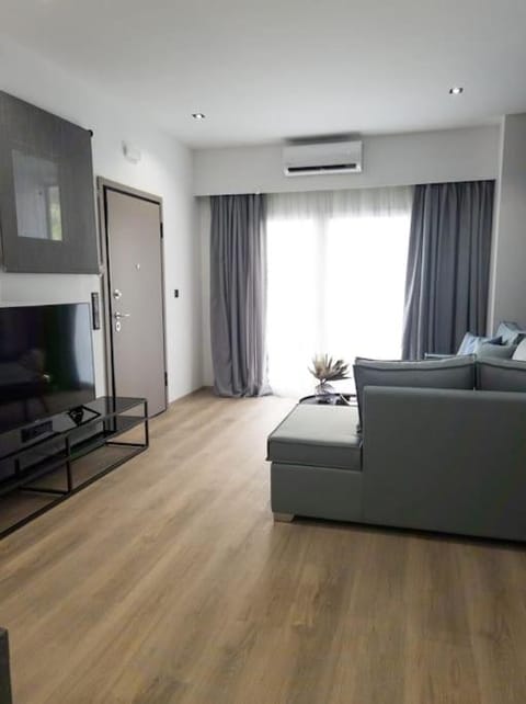 Dahlia Suite - 5 min drive to Piraeus Port Apartment in Pireas