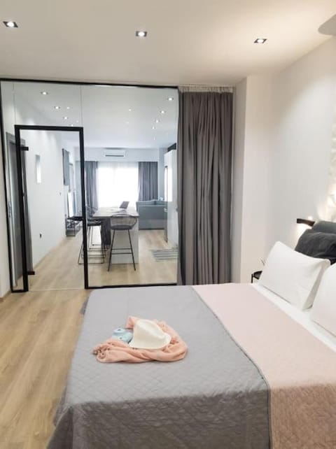 Dahlia Suite - 5 min drive to Piraeus Port Apartment in Pireas