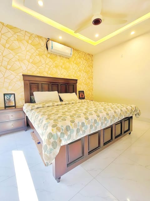 Eco-friendly 1 Bedroom Apartment facing Eiffel tower Condo in Lahore