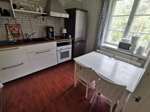 Kitchen or kitchenette, Dining area, oven