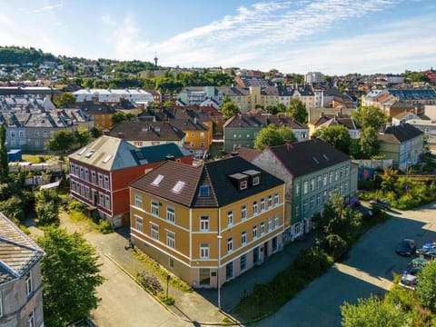 Property building, Neighbourhood, Natural landscape, Mountain view, Street view, Location, Parking