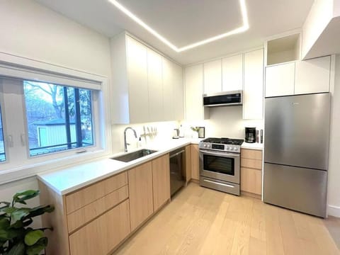 Modern Apartment Close To The Beach with Parking Condo in Toronto