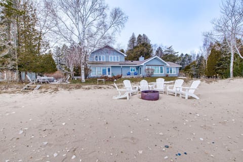 Lakefront Sturgeon Bay Retreat with Private Beach! House in Door County