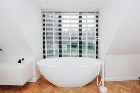 Wisteria House - Sleeps 11 Maison in Wycombe District