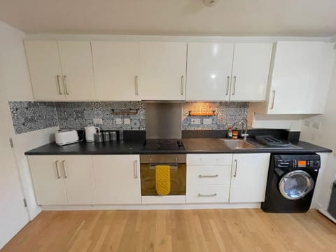 Ground Floor Flat On Bath Road! Apartment in Hounslow