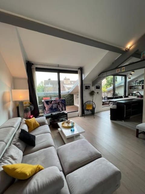 Superbe loft climatisé à Suresnes avec terrasse Condo in Suresnes