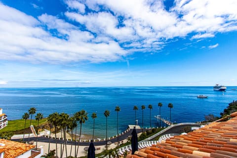 Catalina Island Getaway With New 6 Seat Golf Cart Apartment in Avalon