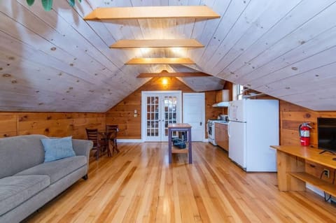 Bright and Cozy Treehouse Apartment House in Burlington