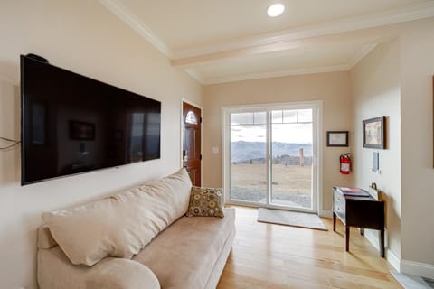 Cozy Chelan Apartment with Epic Mountain Views! Condo in Lake Entiat