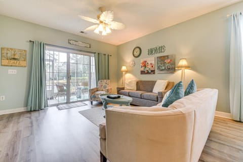 North Myrtle Beach Condo with Patio 3 Mi to Beach! Apartment in North Myrtle Beach