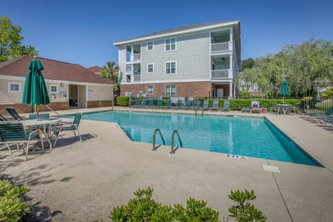 North Myrtle Beach Condo with Patio 3 Mi to Beach! Apartment in North Myrtle Beach