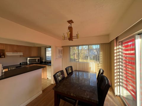 Kitchen or kitchenette, Living room, Seating area, Dining area, minibar, pet friendly, stove