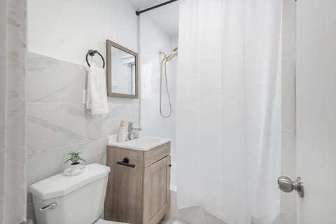 The Olympic Stadium Cozy 2 king size beds Condo in Laval