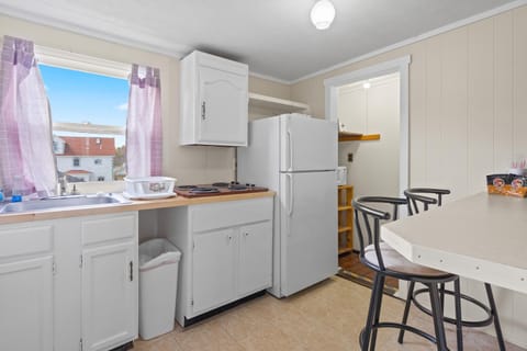 Kitchen or kitchenette, Dining area, stove