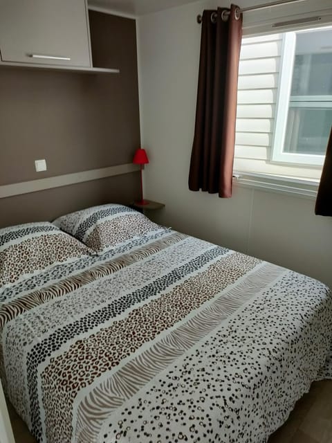 Bed, Photo of the whole room, Bedroom, washing machine