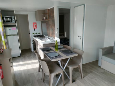 Kitchen or kitchenette, Dining area, minibar, pet friendly, stove