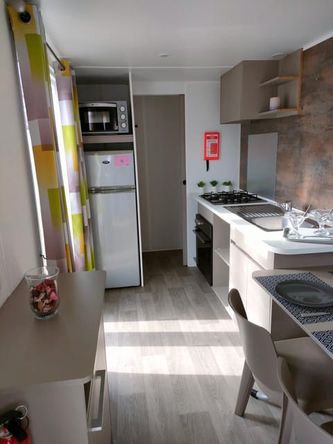 Kitchen or kitchenette, minibar, pet friendly, stove