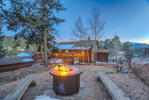 4BR Hot Tub Mountain Views - Family Friendly House in Woodland Park