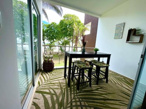 2 Bedroom Oceanfront Condo with Wi-Fi, AC and Pool Condominio in Esterillos Este