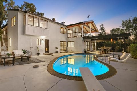 Modern Farmhouse with Panoramic Hill Views, Heated Salt Water Pool, Hot Tub Haus in Woodland Hills