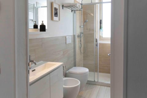 Shower, Toilet, Bathroom, Photo of the whole room, Garden view, Street view, Area and facilities, bidet, heating, internet, locker, stove, washing machine