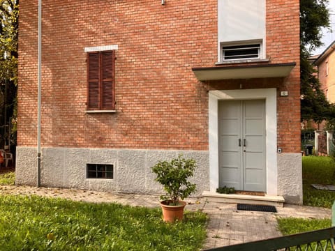 Property building, Facade/entrance, Spring, Day, Garden, Garden view