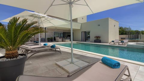 Property building, Patio, Day, Pool view, Swimming pool, sunbed