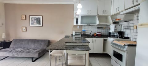 Communal lounge/ TV room, Kitchen or kitchenette, Living room, Seating area, Dining area, pet friendly, stove