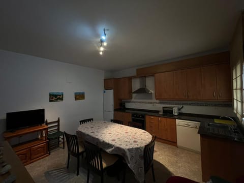 TV and multimedia, Kitchen or kitchenette, Dining area, fireplace