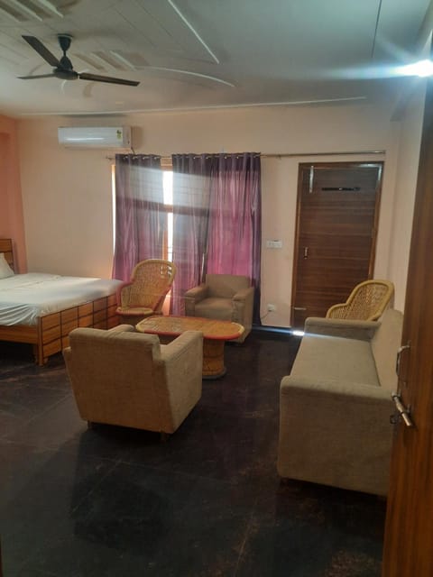 HM hotel Hôtel in Noida