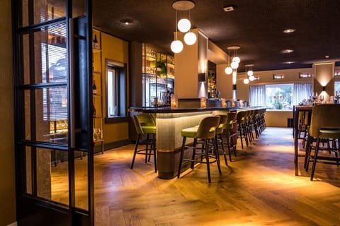 Restaurant/places to eat, Lounge or bar, On site