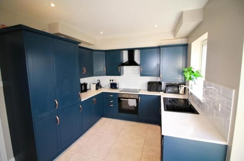 Stylish Spacious 4 Bedroom House Apartment in Galway