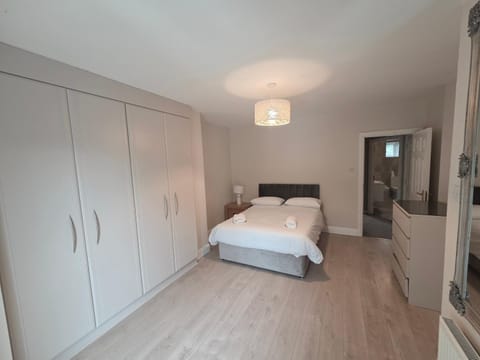 Stylish Spacious 4 Bedroom House Apartment in Galway