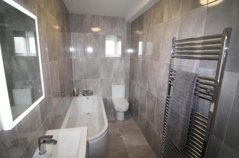 Stylish Spacious 4 Bedroom House Apartment in Galway