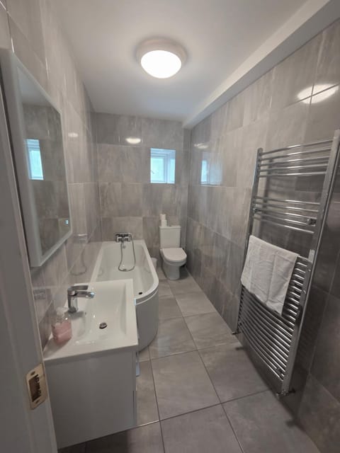 Stylish Spacious 4 Bedroom House Apartment in Galway