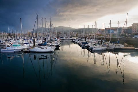 Yellow - Escapade à Hendaye Docked boat in Hendaye