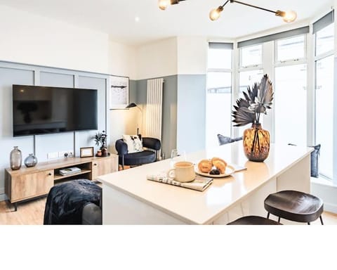 Newport's heart: Steps from shops & local charm! Apartment in Newport