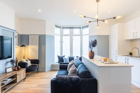 Newport's heart: Steps from shops & local charm! Apartment in Newport