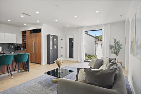 Modern Luxurious Dream Home Mar Vista, 4BDRMs, 4Baths, Kid & Pet Friendly, 10min to the beach!! House in Mar Vista