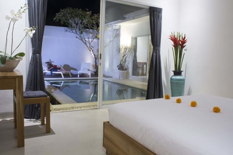 Bedroom, Swimming pool, Swimming pool